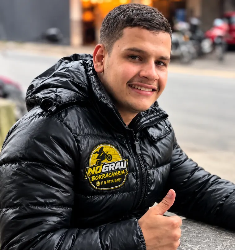 Yago, o Yaguinho, de jaqueta com o bordado da Borracharia No Grau